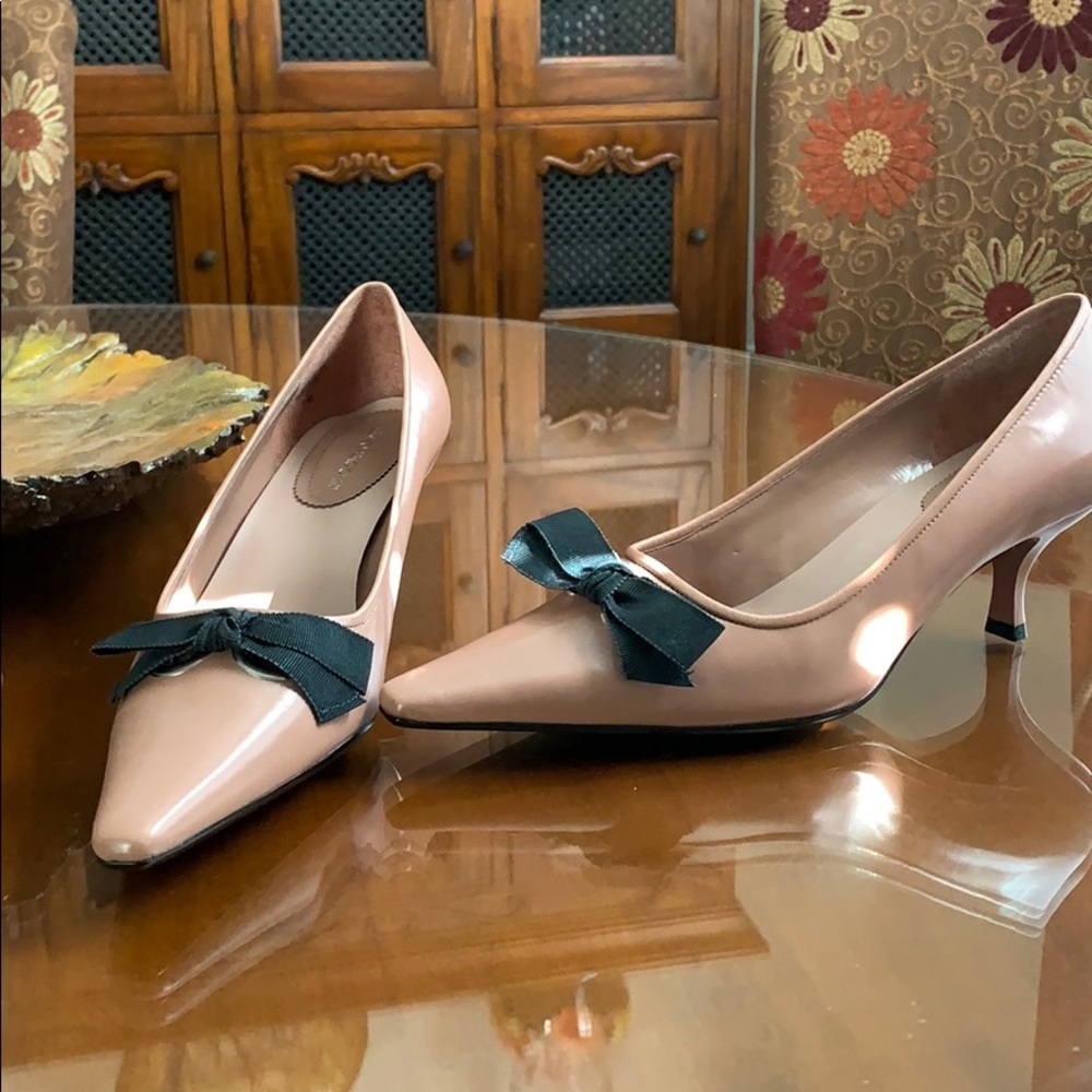 Adorable pumps.  kitten heel. Neutral color